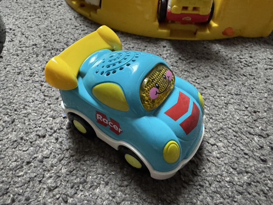 Roata Carry case Vtech toot toot cu 8 masinute