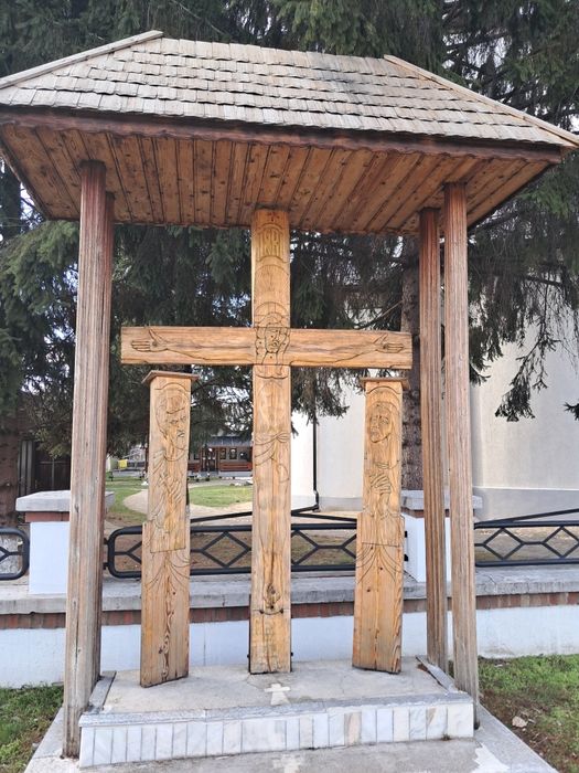 Troite sculptate in lemn