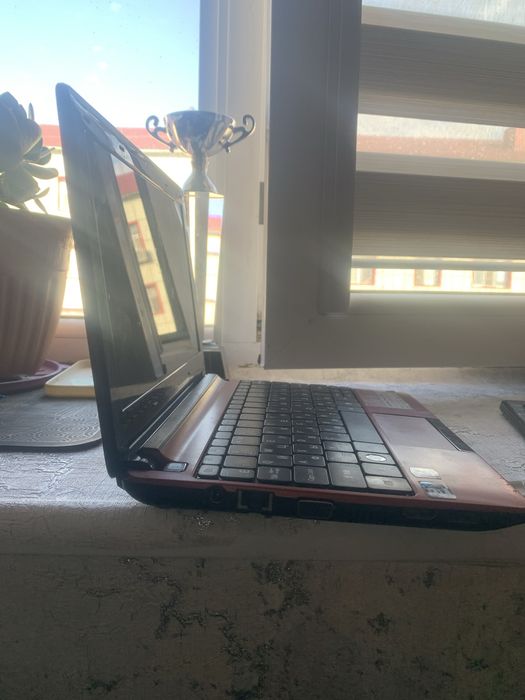 Продаю Acer модел Acer Aspire One D270 торг есть
