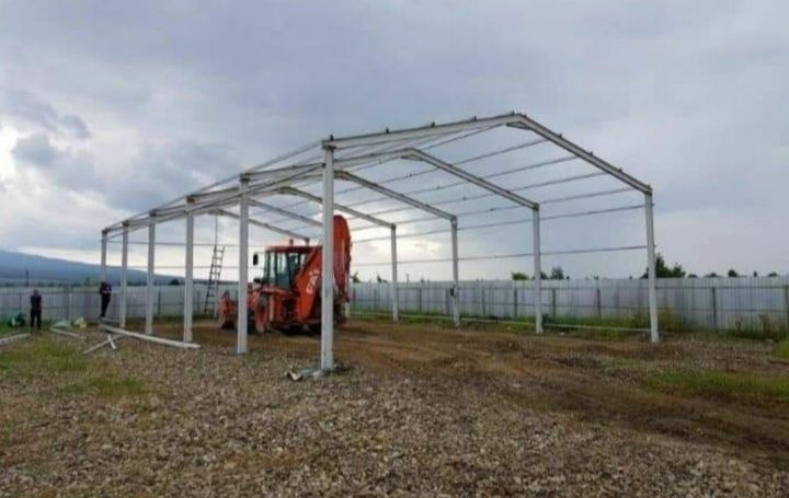 Vand hale metalice avem pe stoc la super preț 
10 metri latime
20 metr