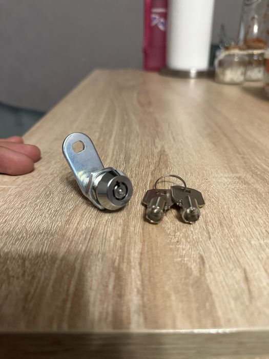 Секретна ключалка за пощенска кутия или шкаф.