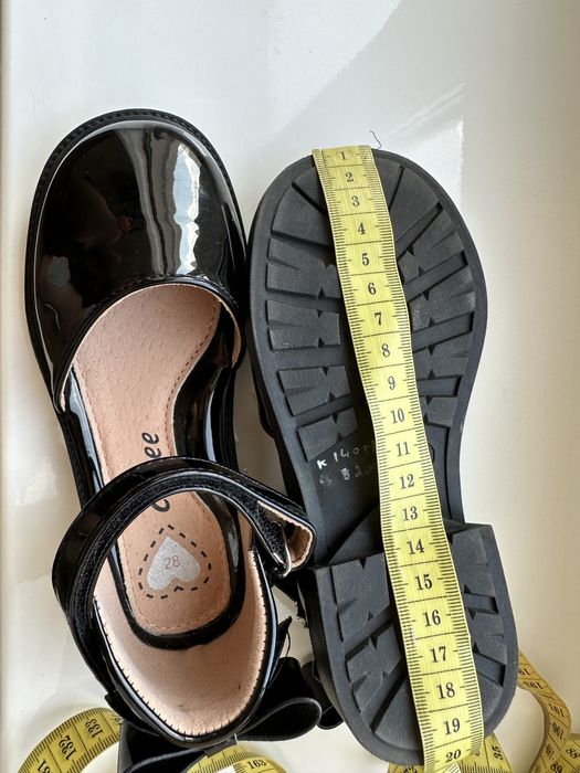 Продам черные туфли для девочки