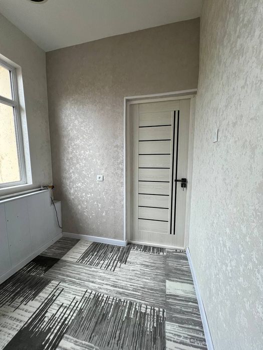 Продам 2х комнатную кварииру переделанная на 3.  Яшнаьадский район 5эт