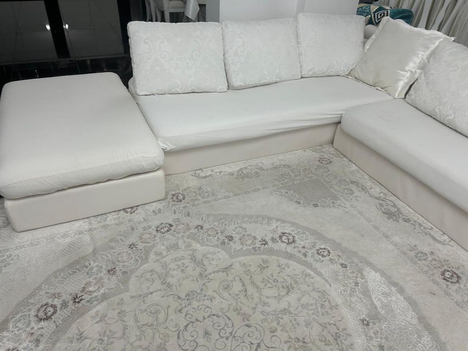 Диван белый High-tech дизайн