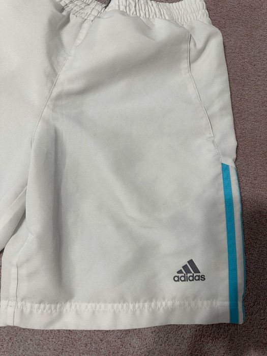 Pantaloni scurti de barbati albi , marca Adidas, marimea M