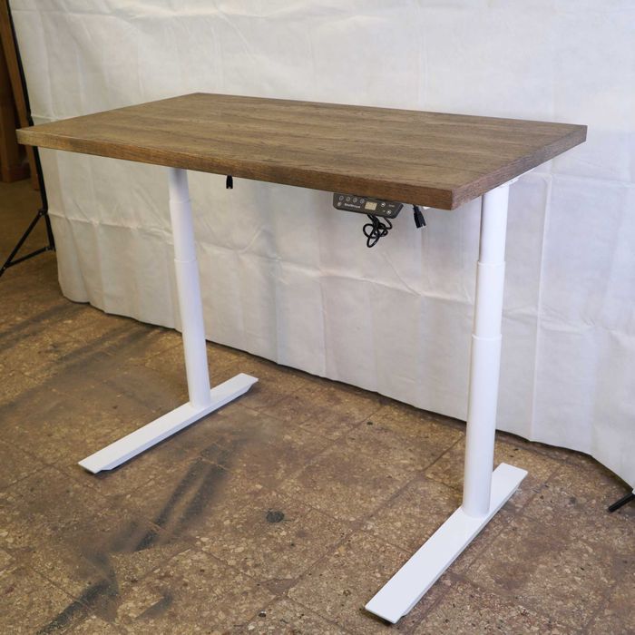 Стол с электроприводом для офиса или геймеров