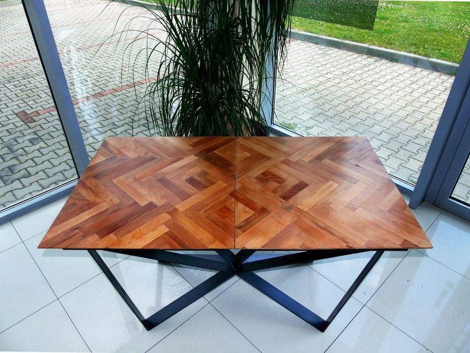 Трапезна маса с плот от дъб и метална основа