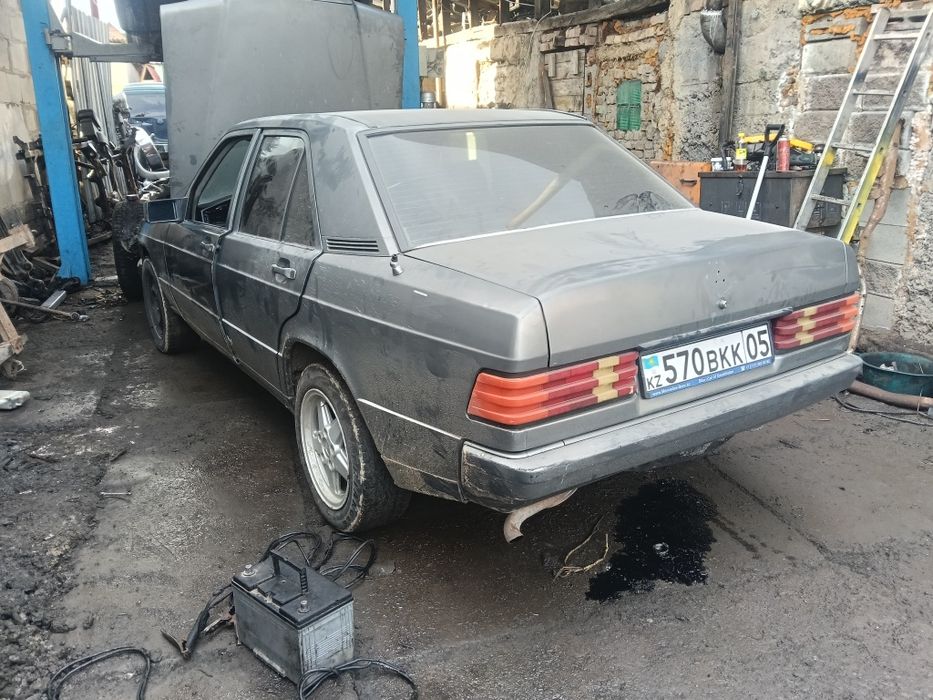 Мерседес. 190.2л бензин