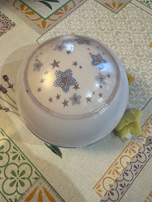 Chicco нощна лампа с прожектор на звездички и музика