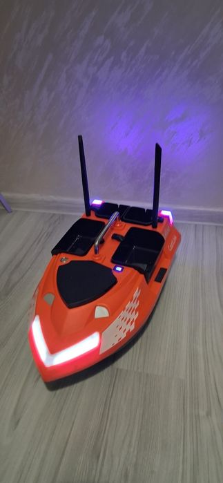 НОВА Лодка за захранка Flytec V802