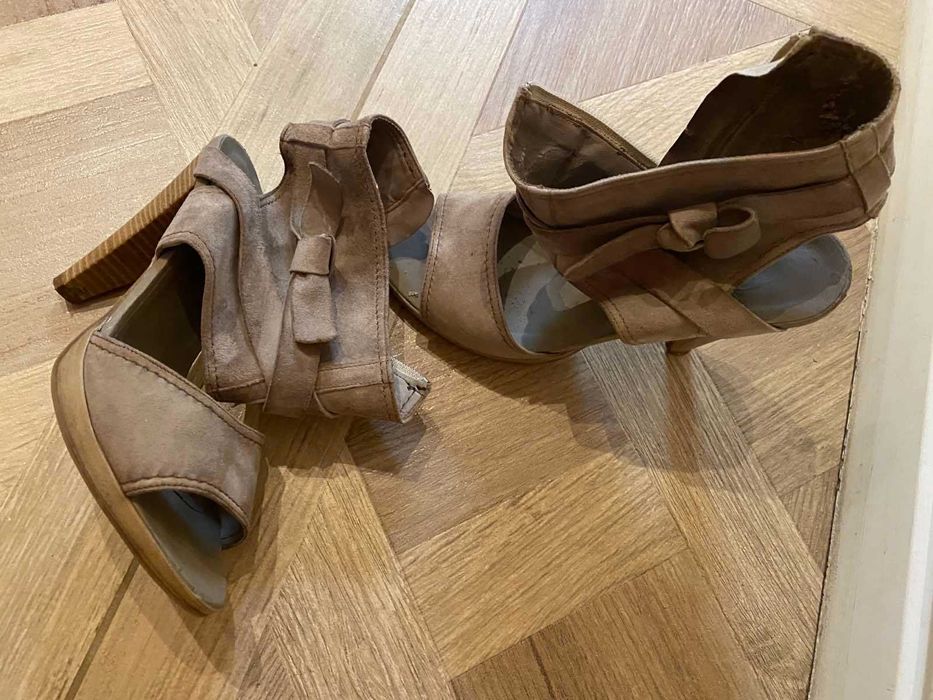 Велурени сандали Bata