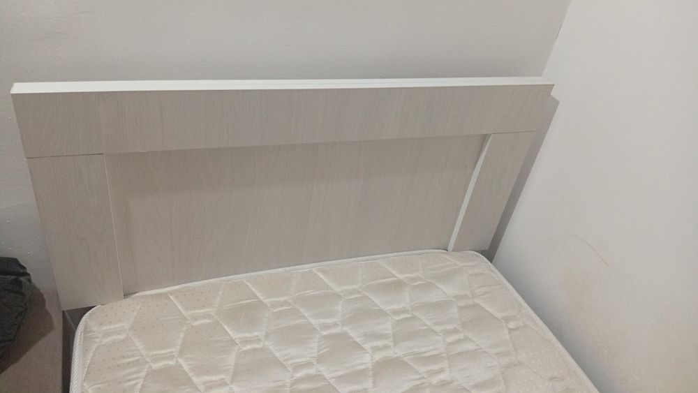 Продам кровать и стол кухонный.