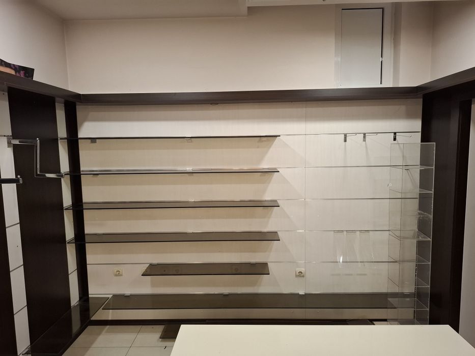 Стелажи, рафтове, магазин за дрехи