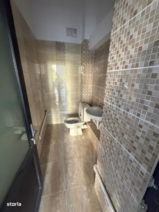Spatiu comercial, 80 mp, zona centrala din Filiasi cu deschidere in Ra