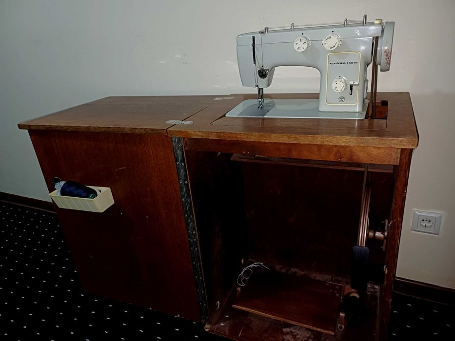 Продётся швейная машинка чайка 142 м