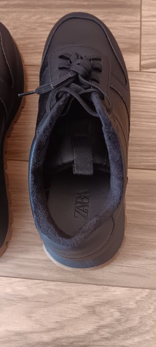 Продавам кожени маратонки на фирмата Зара