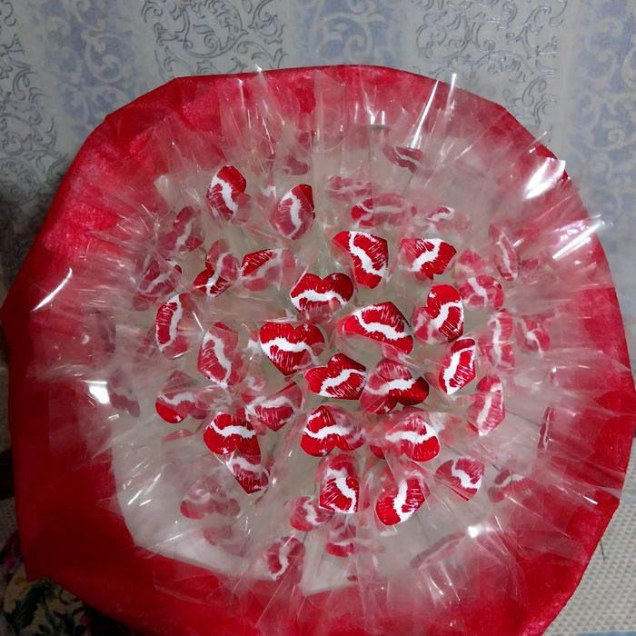 Букет с поцелуем в форме сердца