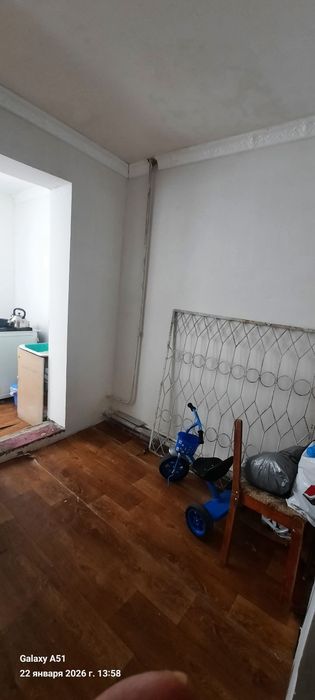 Продается 2х ком квартира в Чирчике 4 мкн 1 этаж не долеко от дороги