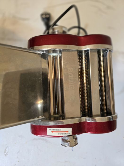 Электрический тестокаталка,  лапшорез.