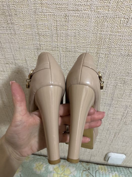 Продам туфли на каблуке