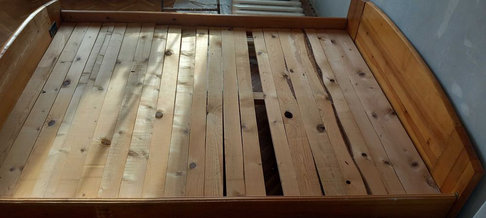 Дървена спалня в добро състояние