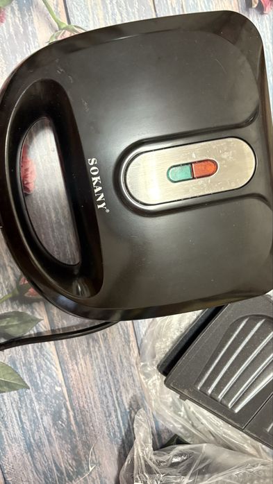 Вафельница черная