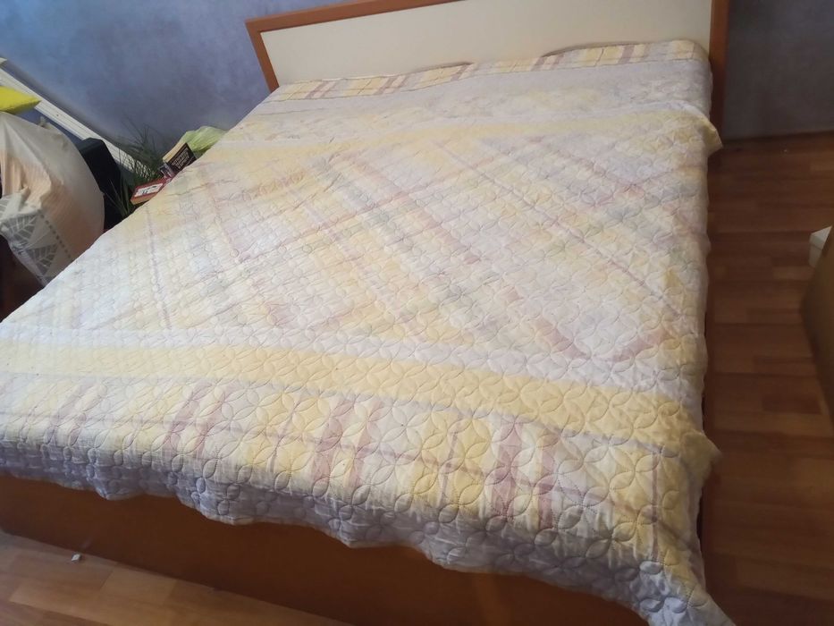 Продавам запазено легло спалня
