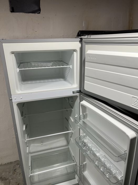 Yangi muzlatgich xolati ideal xamma narsasi ishlaydi. srochno sotiladi