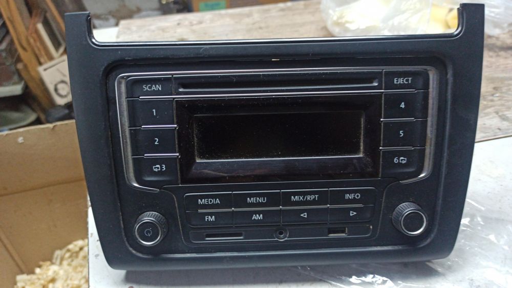 Штатная автомагнитола на Фольксваген Поло седан