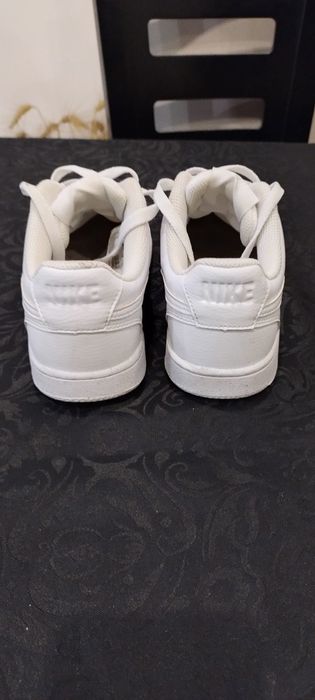 Бели кожени кецове NIKE COURT VISION LOW NN