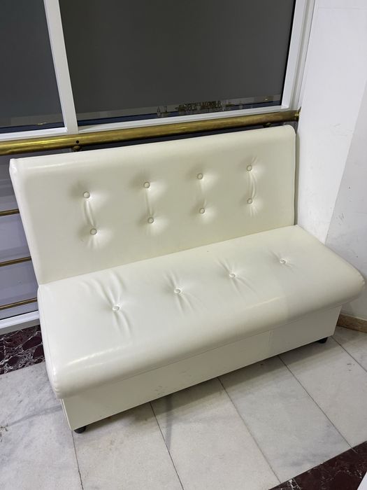 Белые экокожанные диваны и решепшн