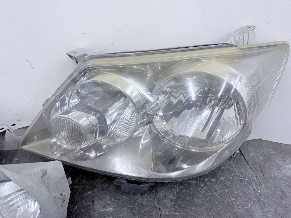 Фары Toyota Fortuner 2007