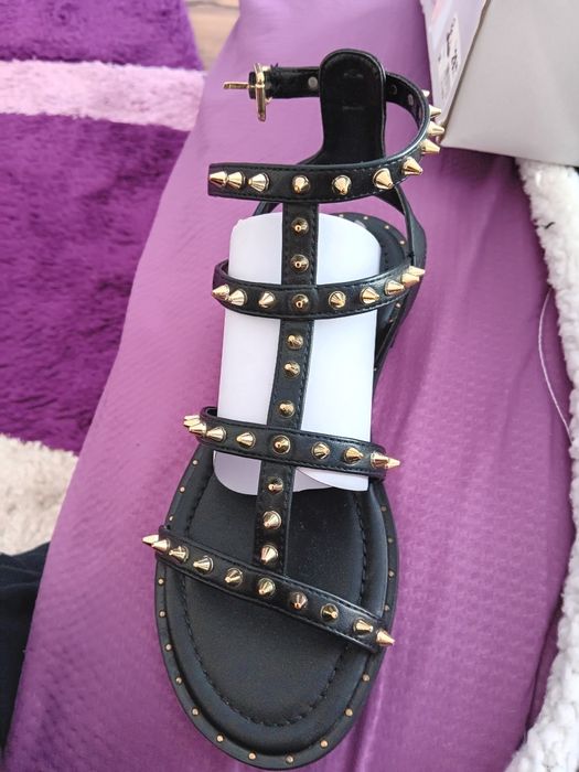 Дамски сандали с капси