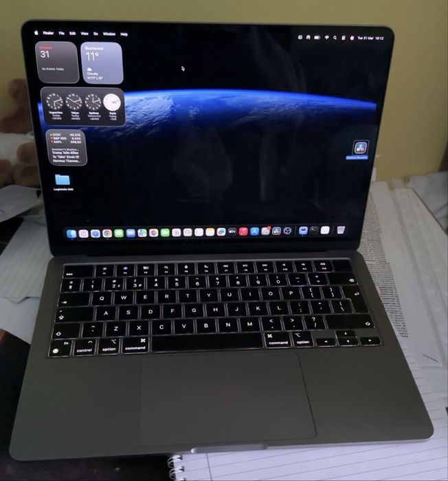 Vand macbook m2 (nu trimit coletul, doar plata cash fata in fata)