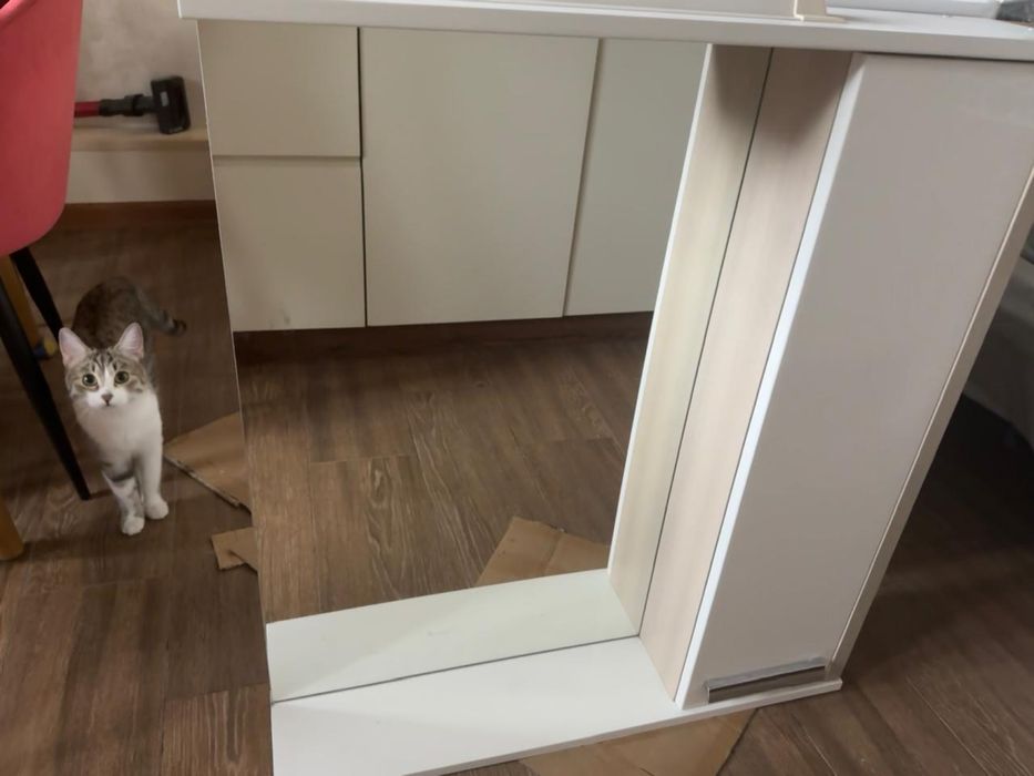 Раковина с тумбой и зеркалом