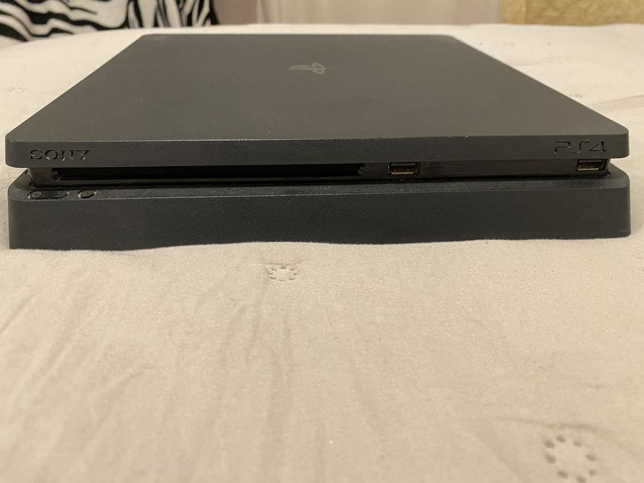 PS4 с два контролера!