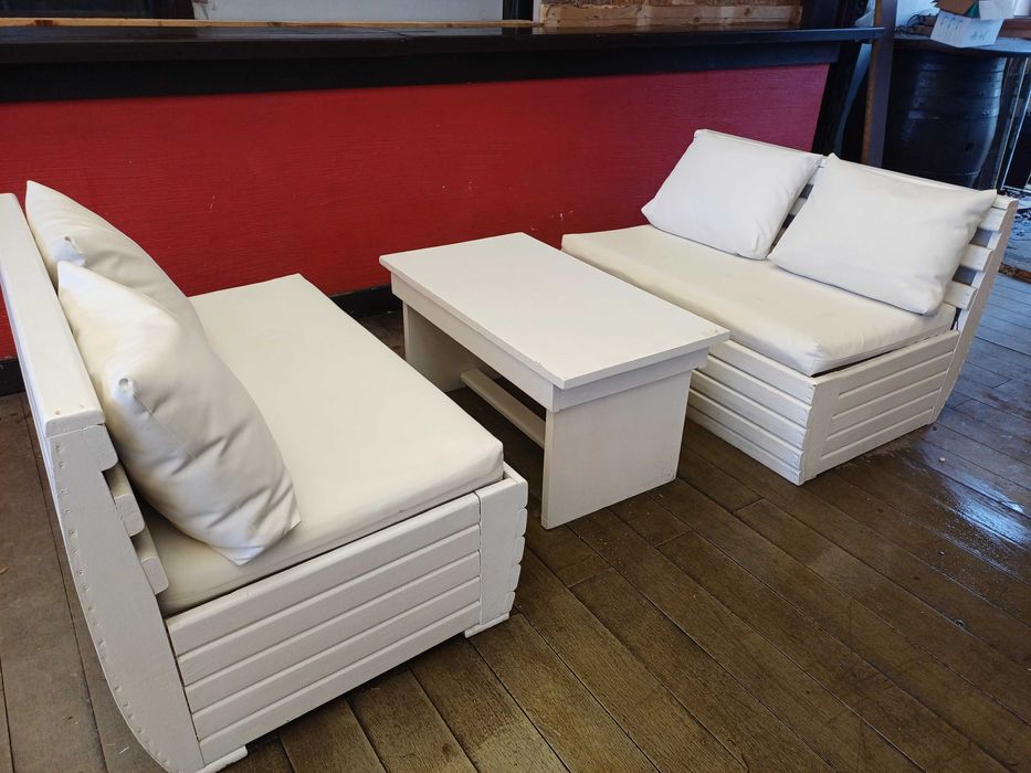 Дървена маса с пейки