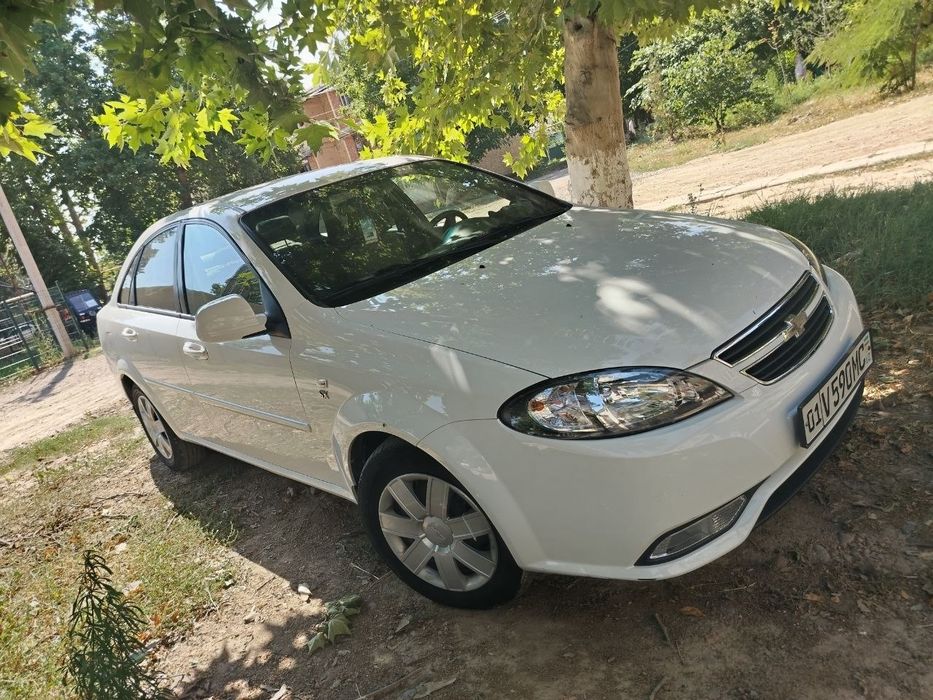 Lacetti srochna sotiladi