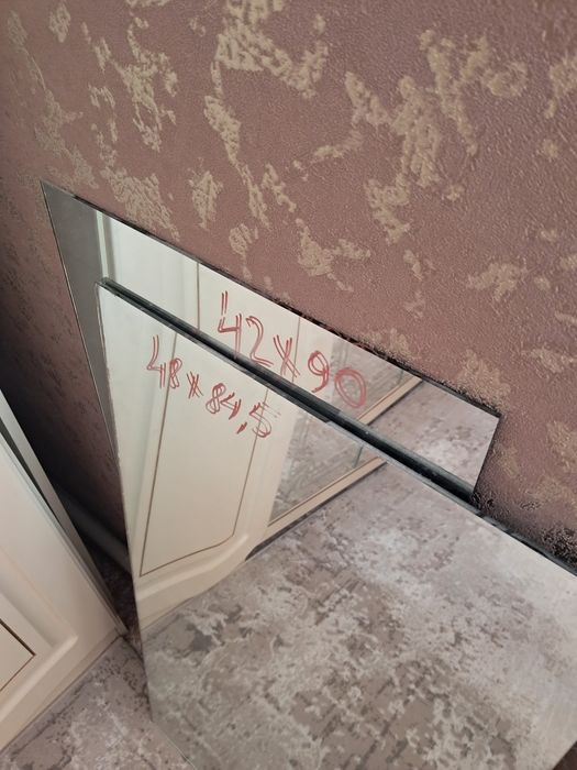 Продам зеркала б.у и две,стеклянные полки