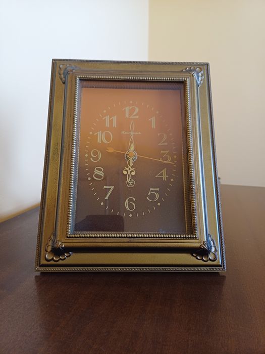 Настолен часовник