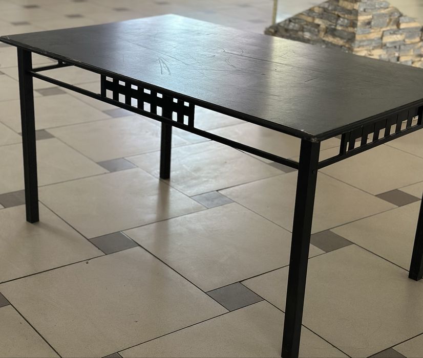 Столы и стулья с железным основанием