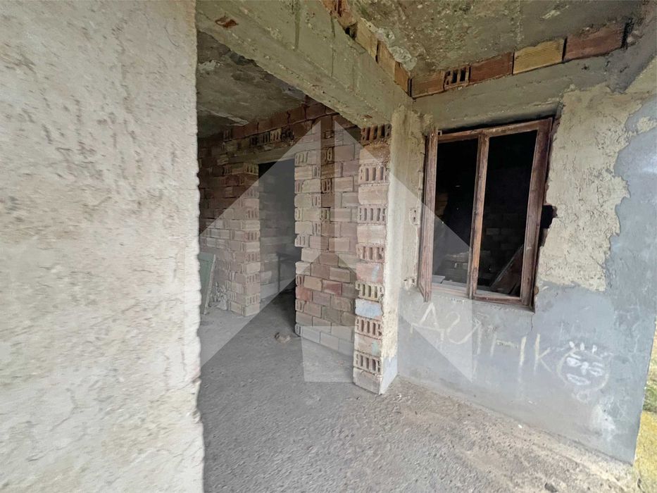 ПРОДАВА двуетажна, тухлена КЪЩА на плоча в с. Цани Гинчево, обл. Шумен