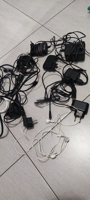 Incarcatoare  diverse cabluri si casti