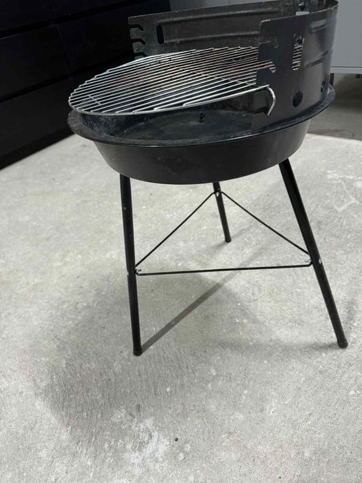 gratar negru cu gratar si perie de curatare