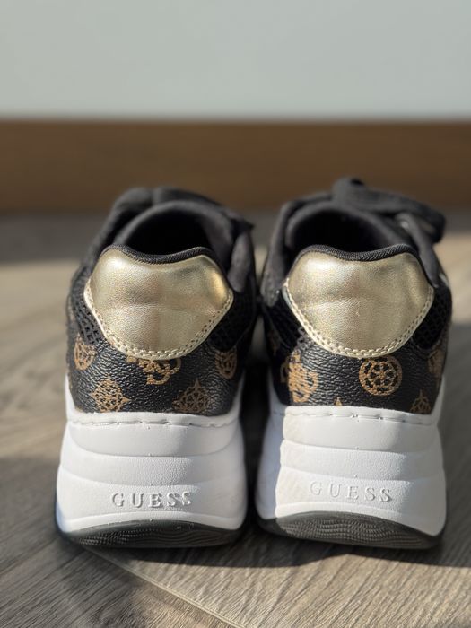 Продам GUESS кроссовки женские