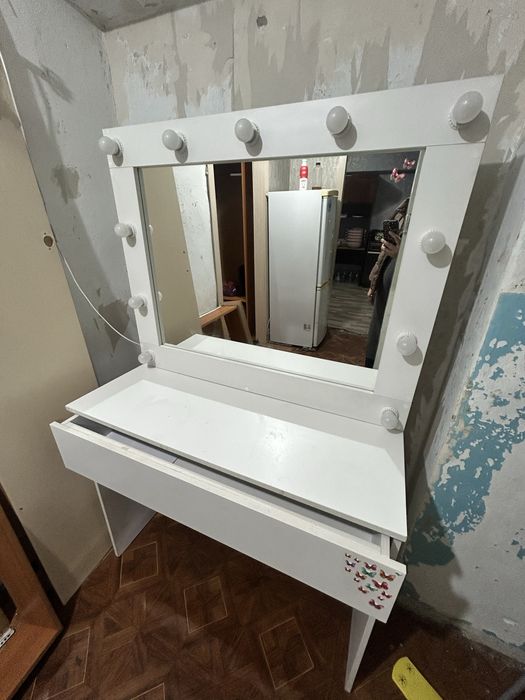 туалетный () стол