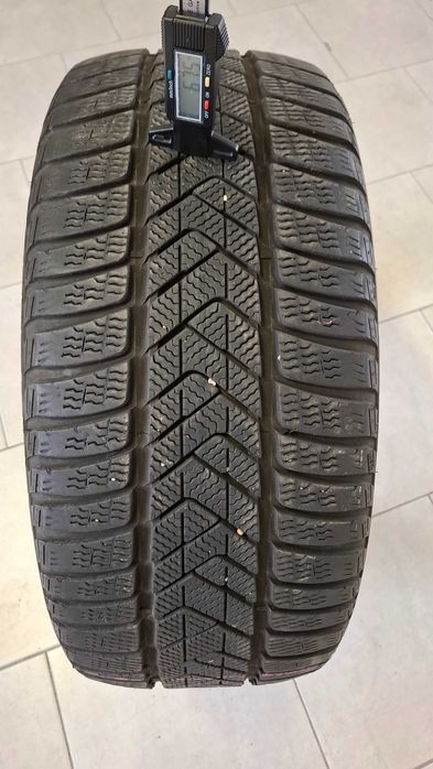 Единична зимна гума Pirelli 235 35 20