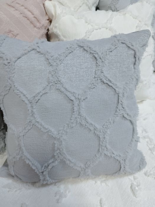Декоративни възглавнички с текстуриран геометричен дизайн