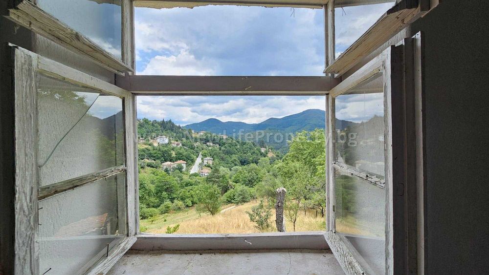 Двуетажна къща в планината, с. Давидково, област Смолян
