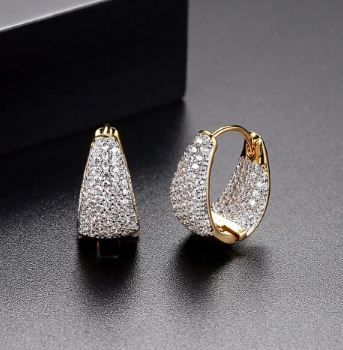 Обеци с камачета от цирконии